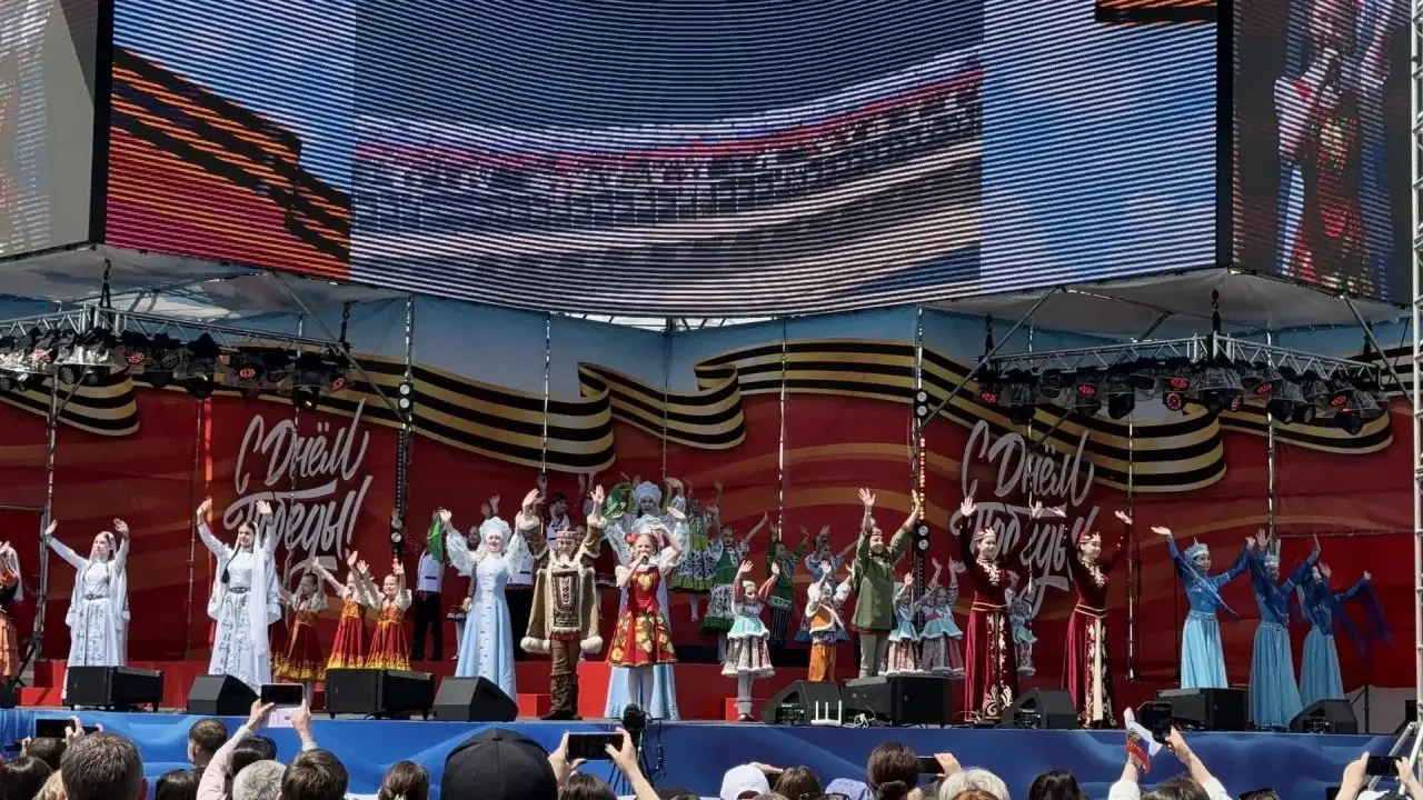 Выступление Ульяны Соловьёвой на главной площади города